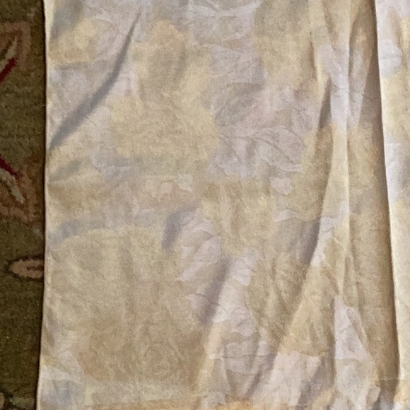 🌹 VANILLA & GOLD ROSES TABLECLOTH 68 X 50 - Picture 3 of 16